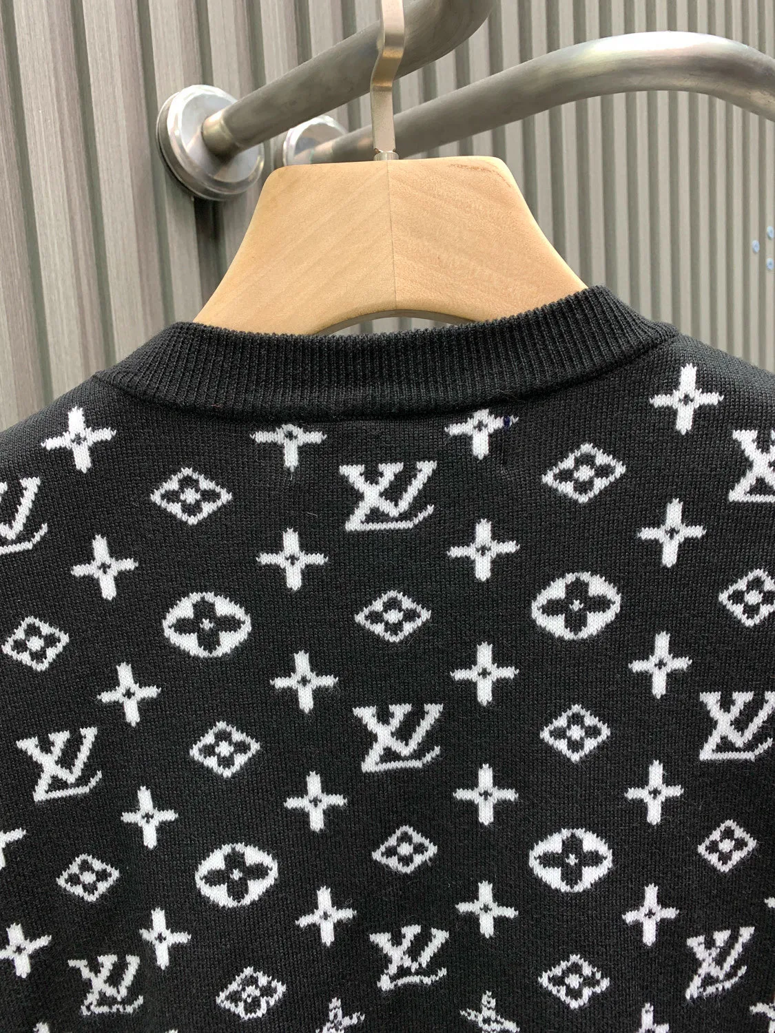 🅿️280 🀄️ LOUIS VUITTON/Louis Vuitton's new autumn and winter SE MONOGRAM gradient crew neck sweater, all-over gradient, collar chain bottom, fully hemmed (high-end) crew neck sweater, simple yet stylish retro, original custom-made high-weight double-ply fabric, the fabric feels solid, very high-quality to use, soft and delicate next to the body, very refined, showing taste, loose OS cut Original fabric that conforms to the current trend aesthetic. The same official style. It feels very comfortable. The latest counters in autumn and winter are synchronized. OS off-shoulder version is fashionable and individual. Super versatile and good-looking. The sweater is very suitable for both men and women. It has a tag, a collar label, and washed wheat. It has three complete labels.